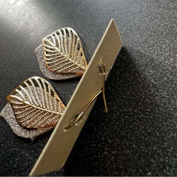 Earrings Gold and silver like pierced earrings new - Picture 3 of 3